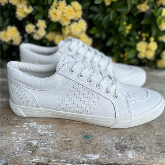Express Shoes - Express white tennis shoes womens 9 nwt
